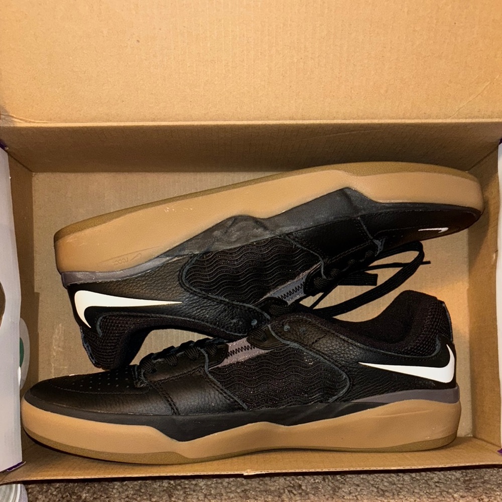 Nike Men's Black and Gum Sole Sneakers